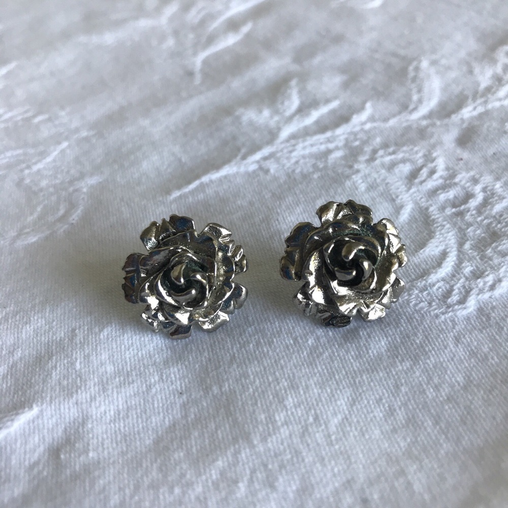 Vintage Silver Flower / Rose Shaped Earrings 🌹